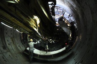 中鐵七局西安公司的建筑工人在太超微粉碎機原市軌道交通2號線緝虎營站施工現場作業(yè)